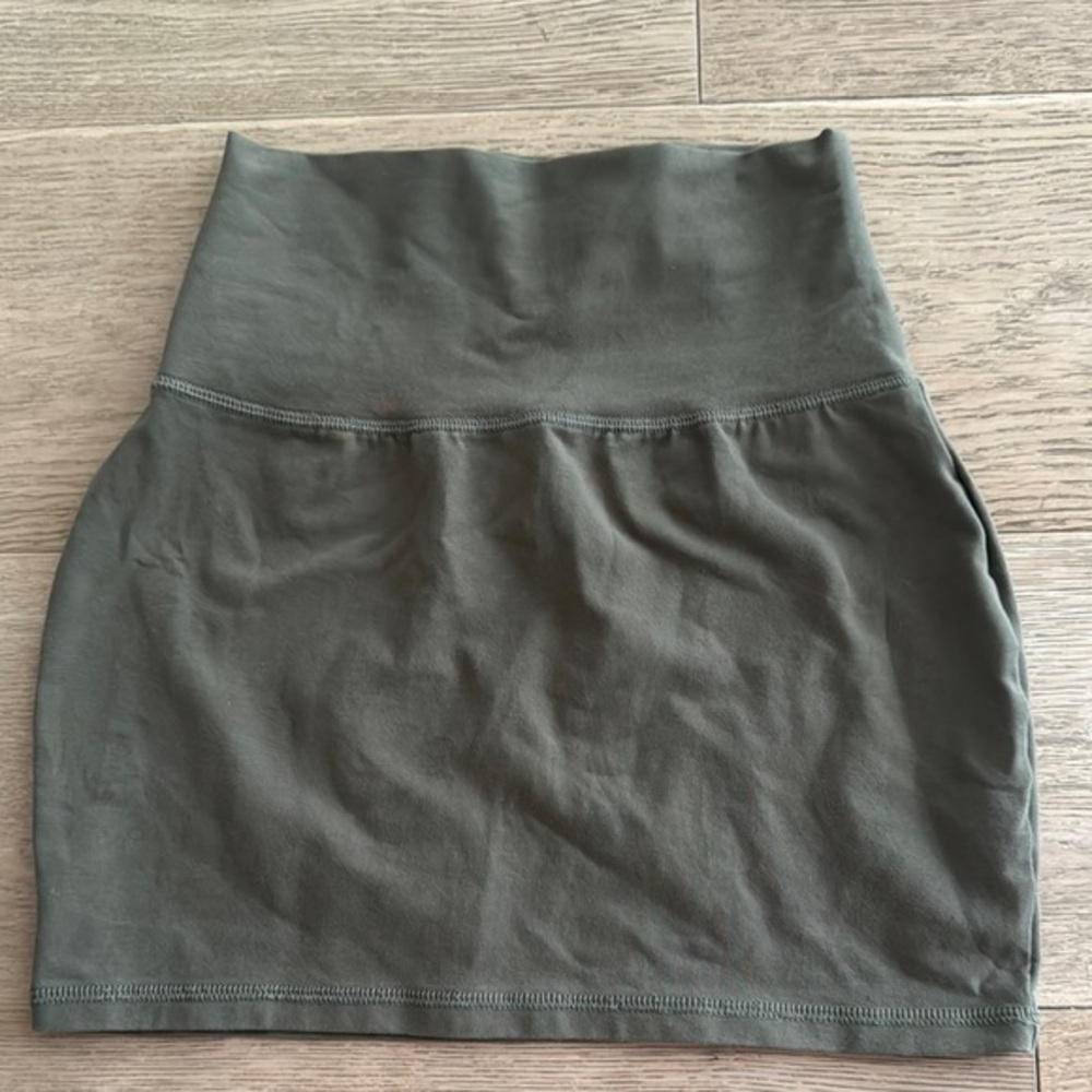 Aritzia TNA hold it skirt
